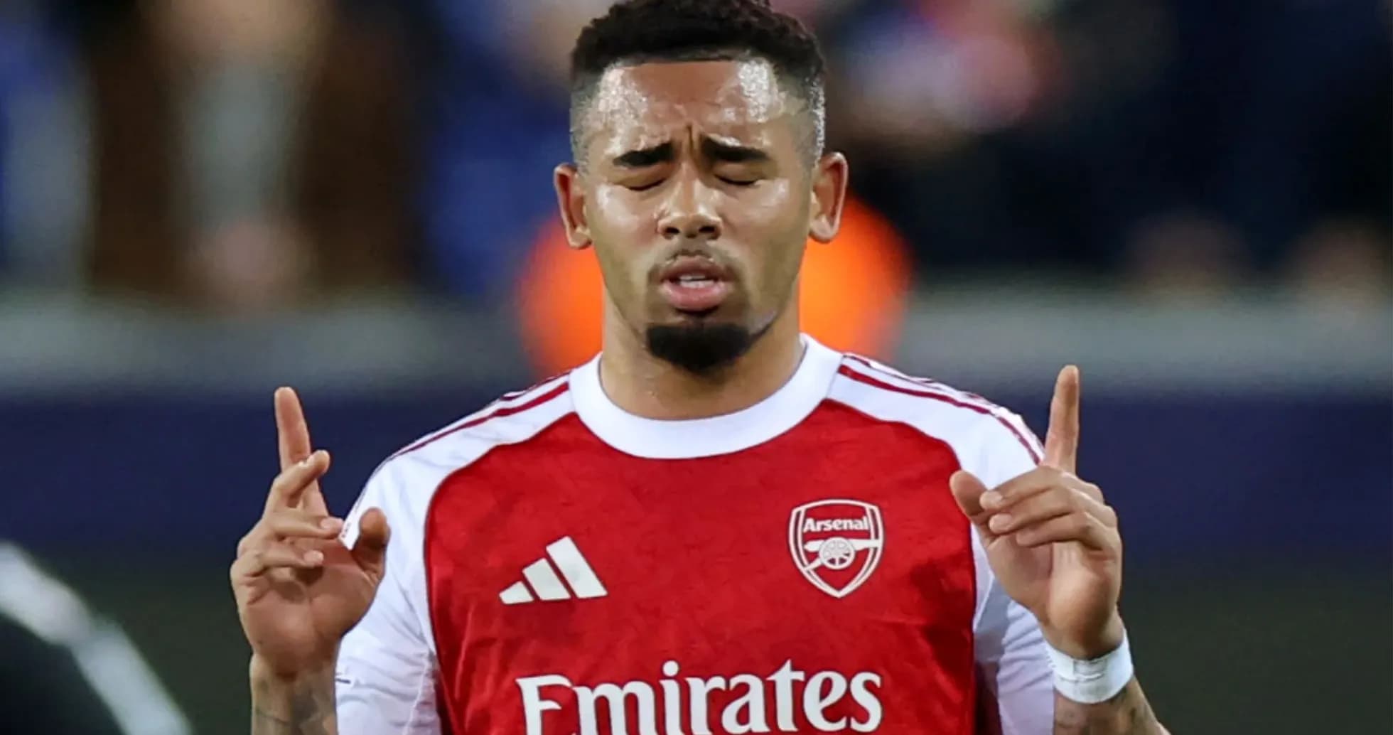 Jugador de Arsenal haciendo un gesto durante el partido