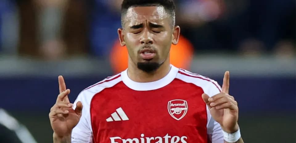 Jugador de Arsenal haciendo un gesto durante el partido