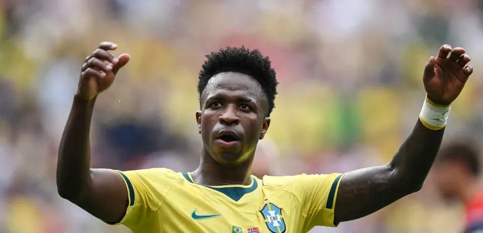 Jugador brasileño celebrando en el campo de fútbol
