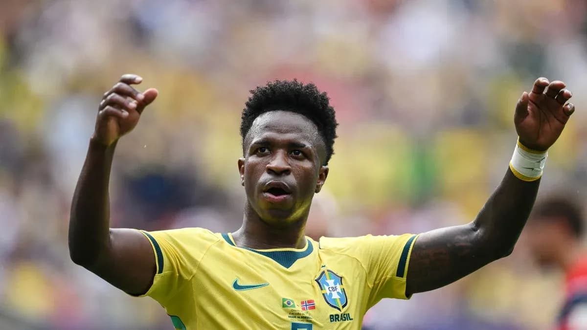 Jugador brasileño celebrando en el campo de fútbol