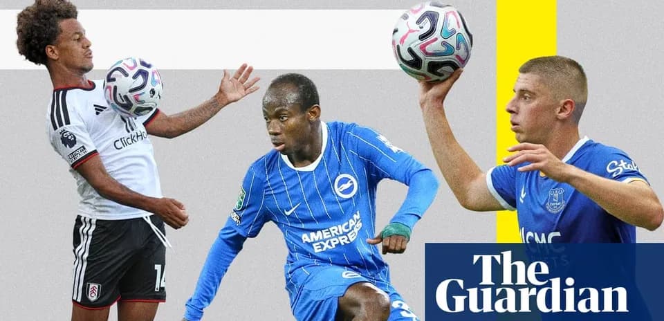 Tres jugadores de fútbol en acción durante un partido