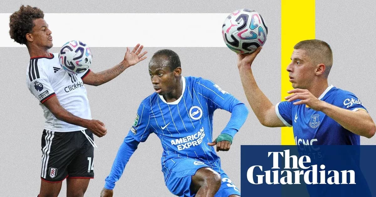 Tres jugadores de fútbol en acción durante un partido