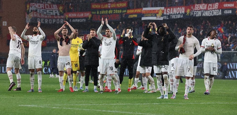 Jugadores de AC Milan celebrando con aficionados