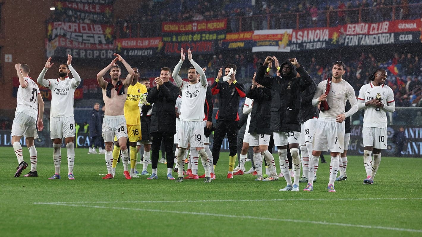 Jugadores de AC Milan celebrando con aficionados