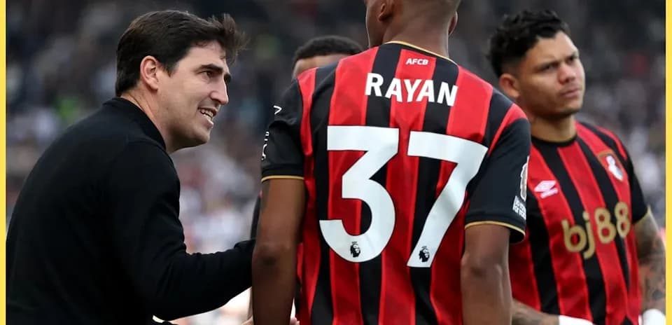 Entrenador hablando con jugador de Bournemouth en el campo