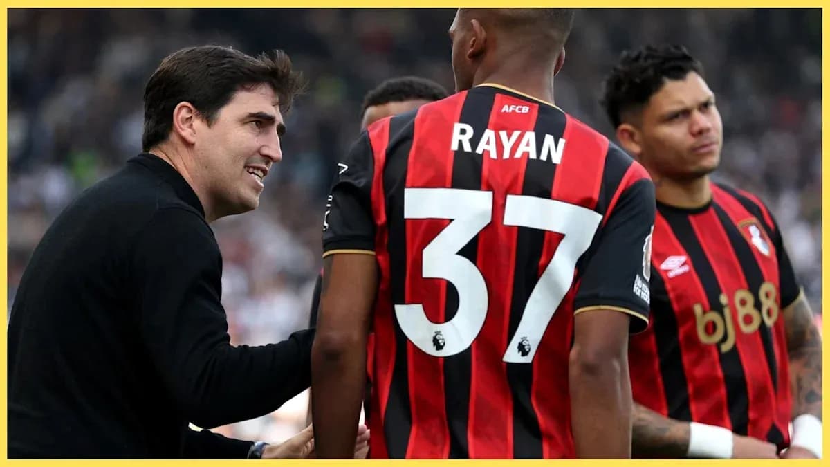 Entrenador hablando con jugador de Bournemouth en el campo
