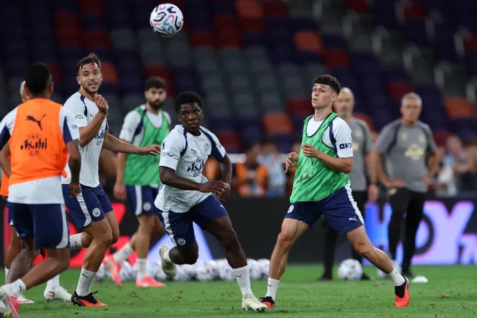 Jugadores de Manchester City entrenando en el campo