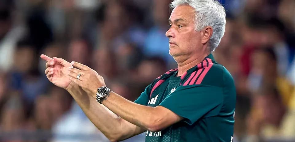 Entrenador dirigiendo instrucciones durante el partido
