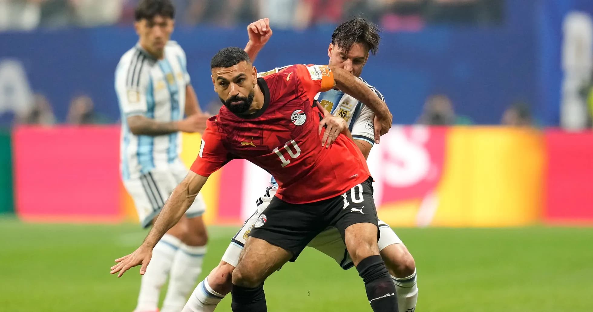 Jugador egipcio siendo marcado por jugador argentino