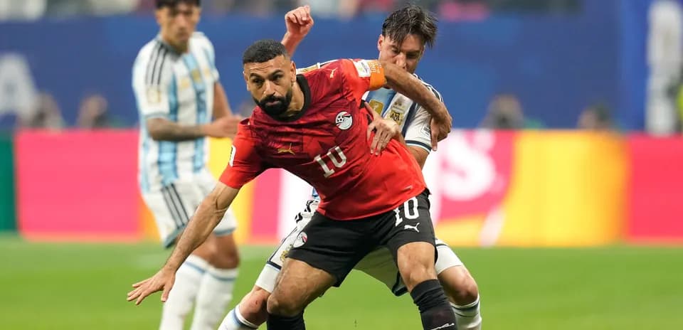 Jugador egipcio siendo marcado por jugador argentino