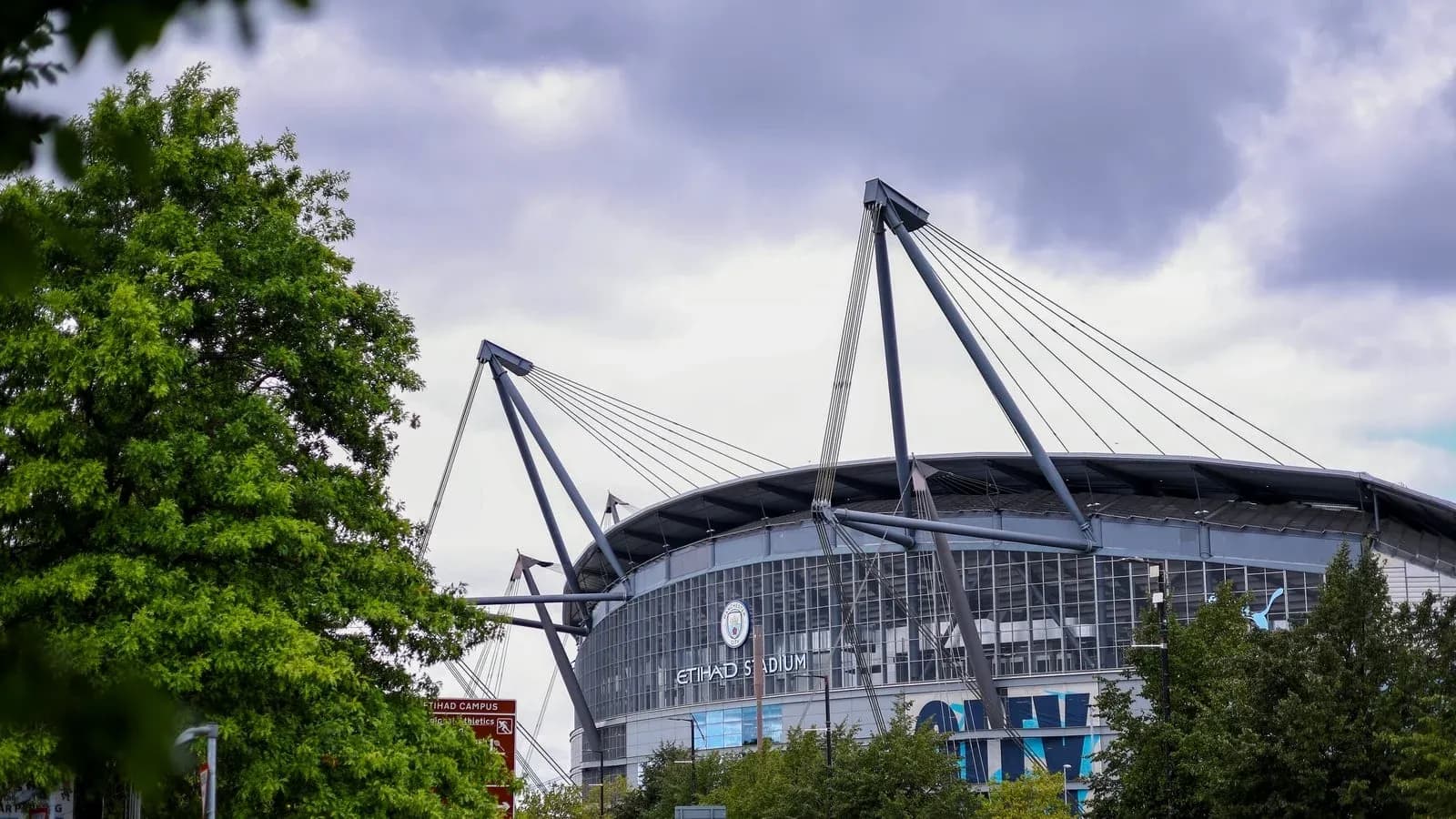 Vista del Etihad Stadium rodeado de árboles
