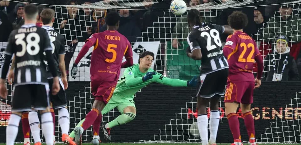 Portero intentando detener un tiro en el partido