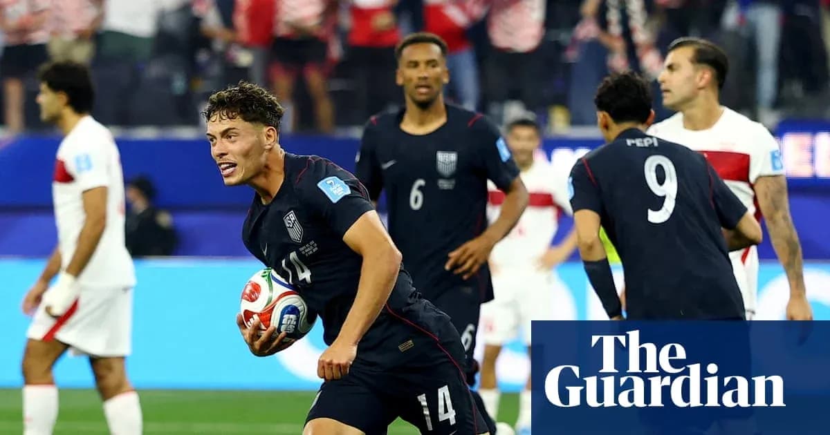 Jugador estadounidense celebrando con balón durante partido