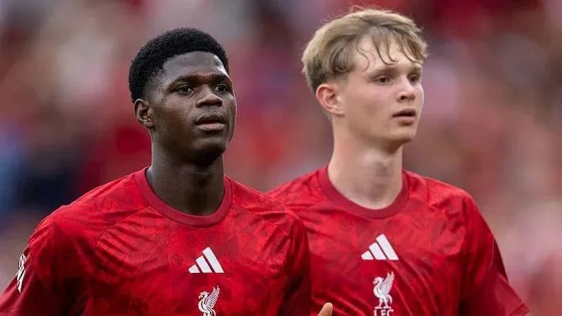 Jugadores de Liverpool en el campo durante el partido