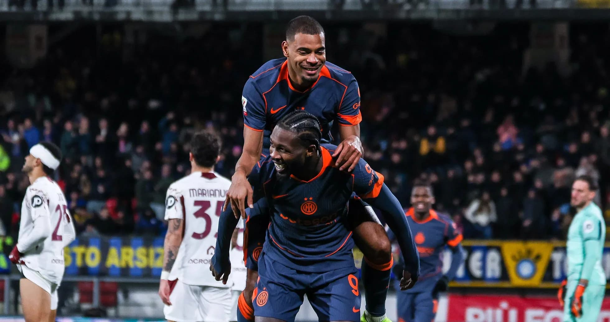 Jugadores celebrando un gol en el campo