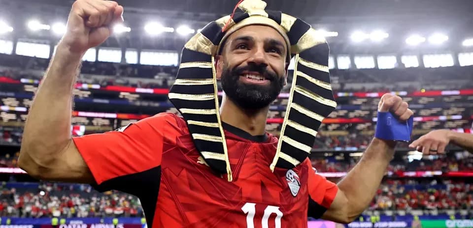 Jugador de Egipto celebrando con tocado faraónico