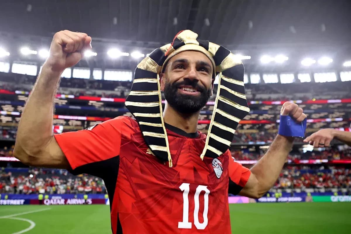 Jugador de Egipto celebrando con tocado faraónico