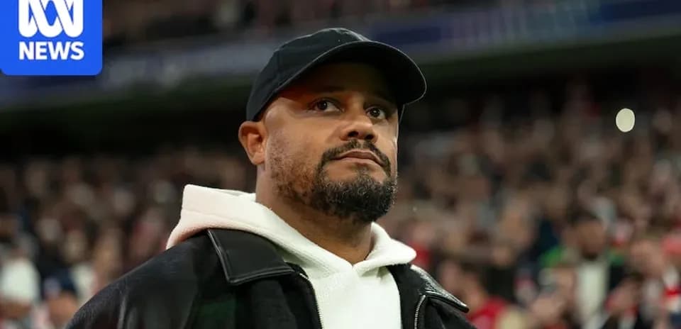 Hombre con gorra observando un evento deportivo
