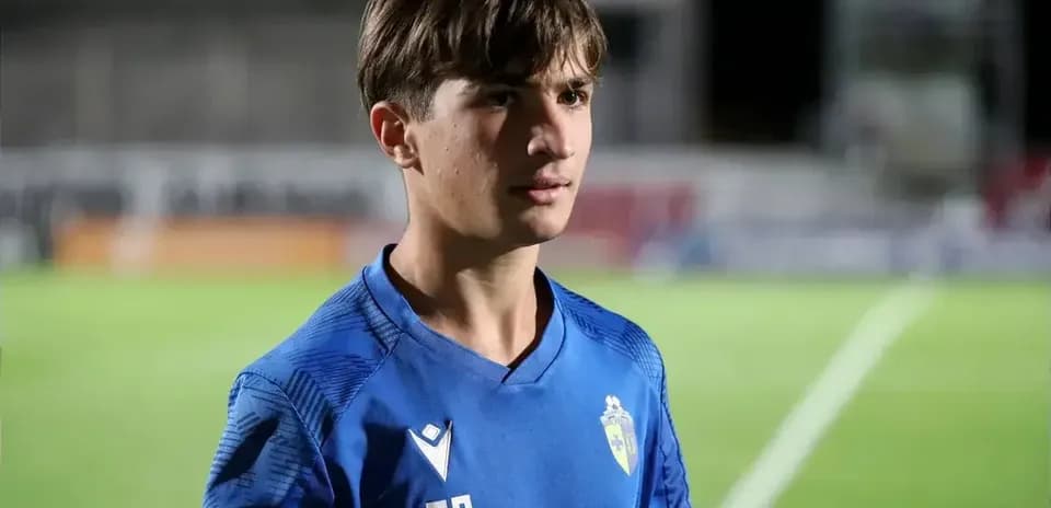 Jugador con camiseta azul en el campo de fútbol