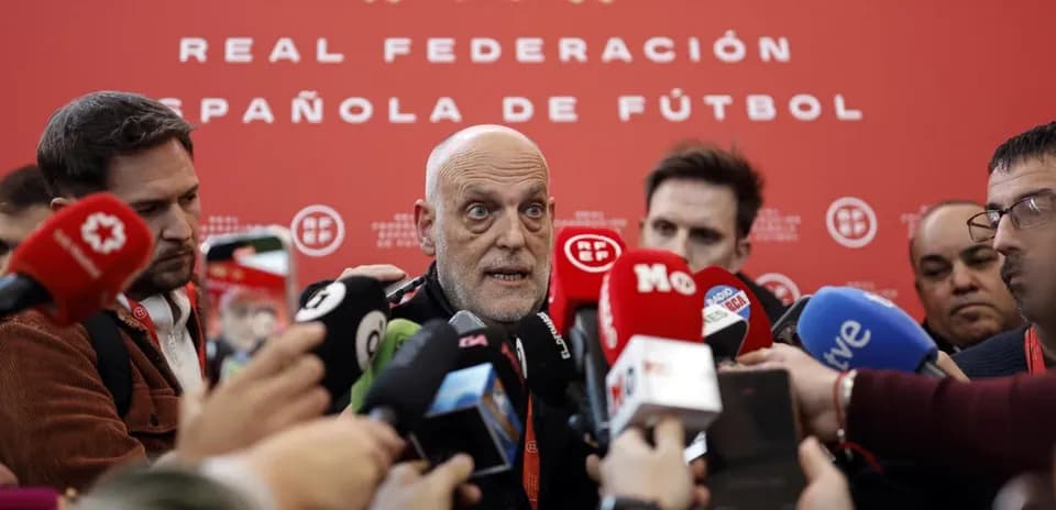 Directivo hablando en conferencia de prensa rodeado de periodistas