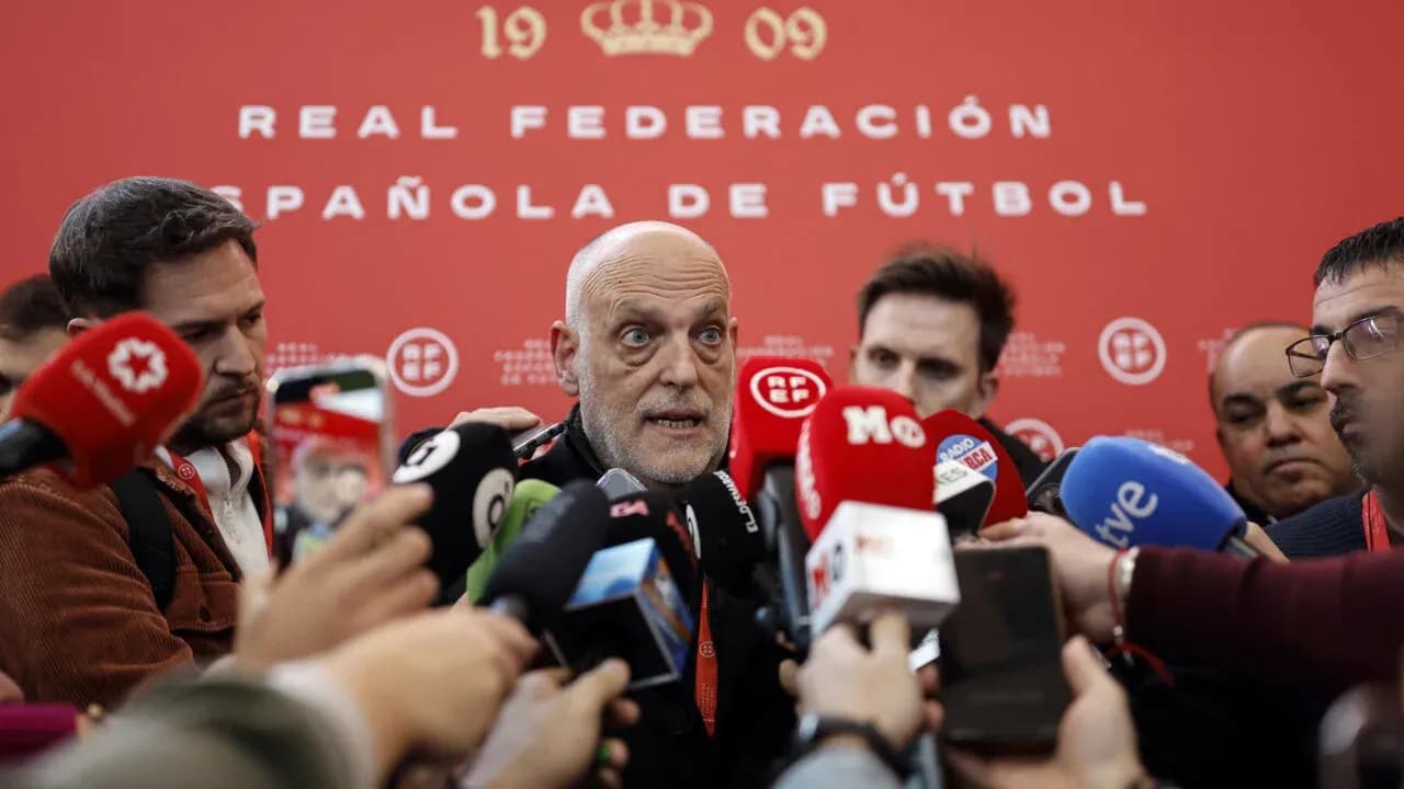 Directivo hablando en conferencia de prensa rodeado de periodistas