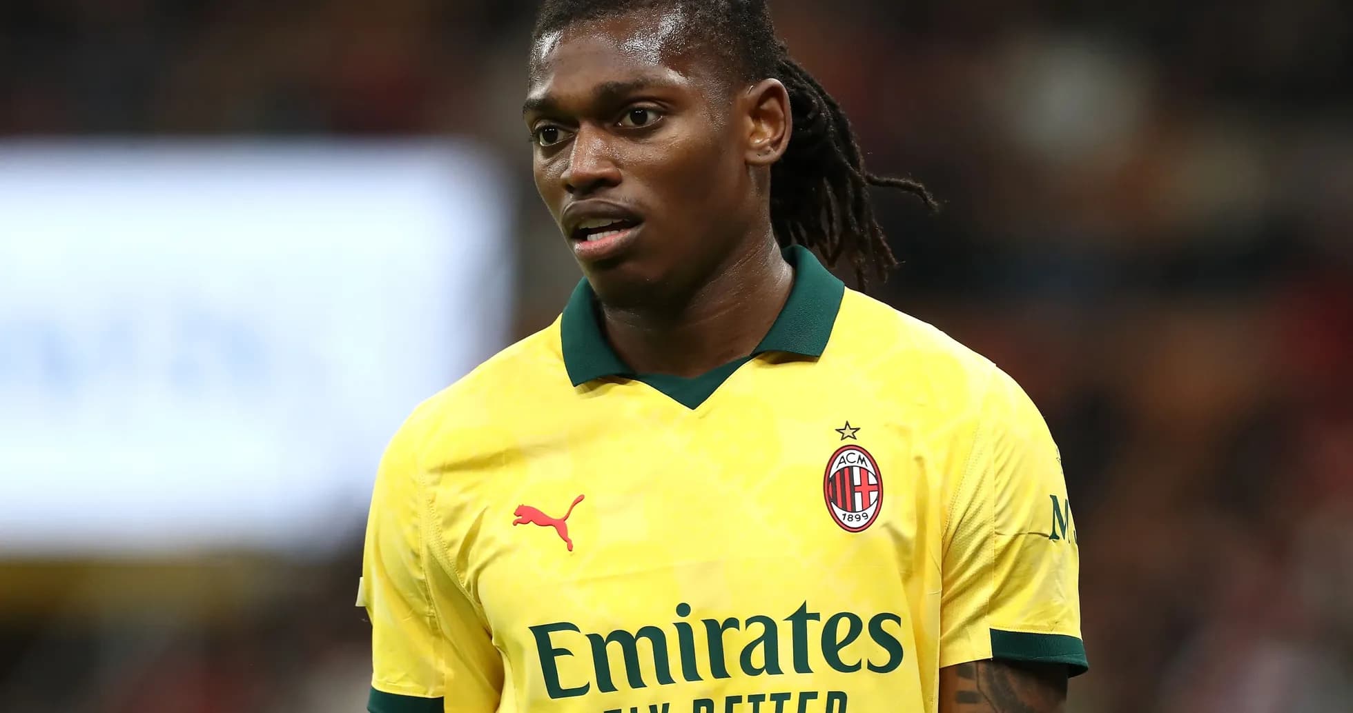 Jugador de AC Milan en camiseta amarilla durante partido