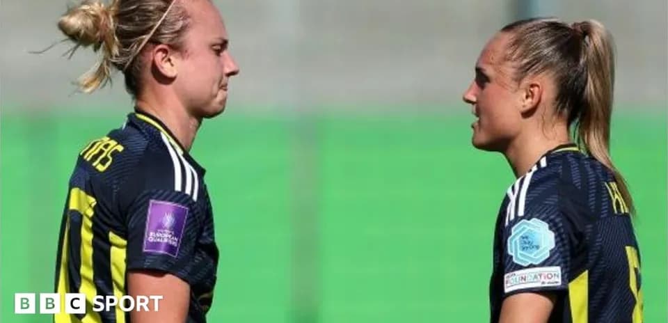 Dos jugadoras de fútbol en el campo conversando