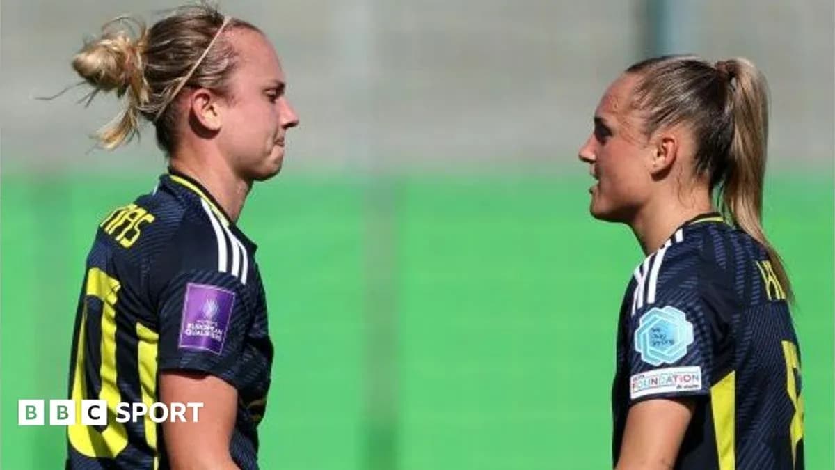 Dos jugadoras de fútbol en el campo conversando