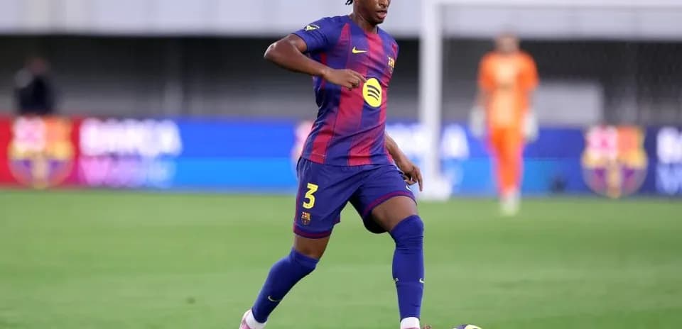 Jugador de Barcelona controlando el balón en el campo