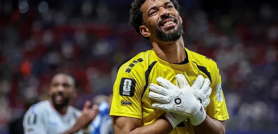 Portero con guantes en celebración tras partido