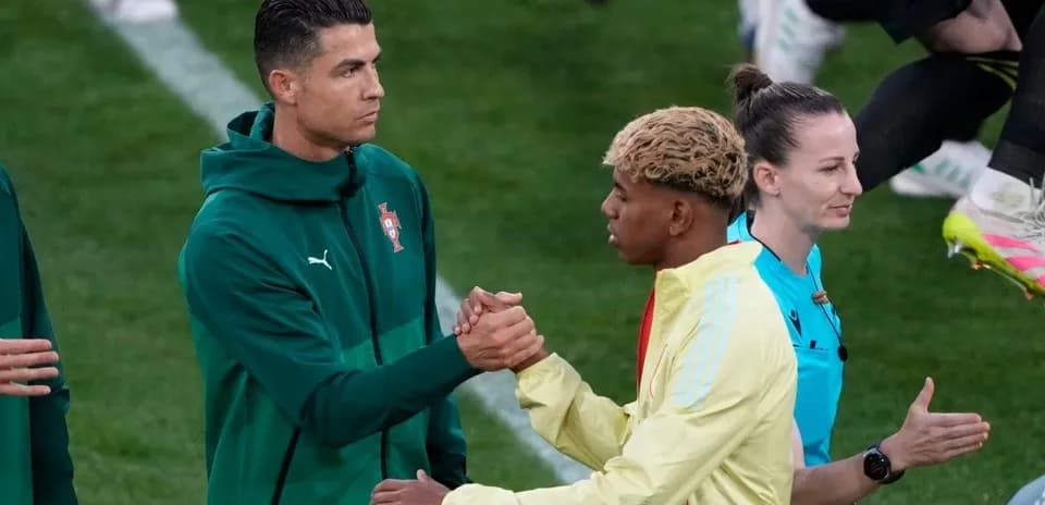 Cristiano Ronaldo saludando a compañero antes del partido