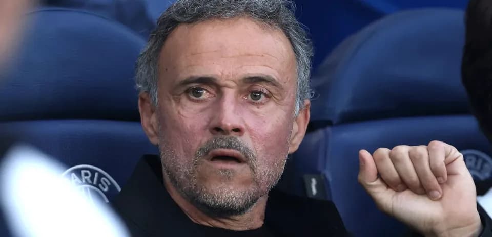 Entrenador observando desde el banquillo durante el partido