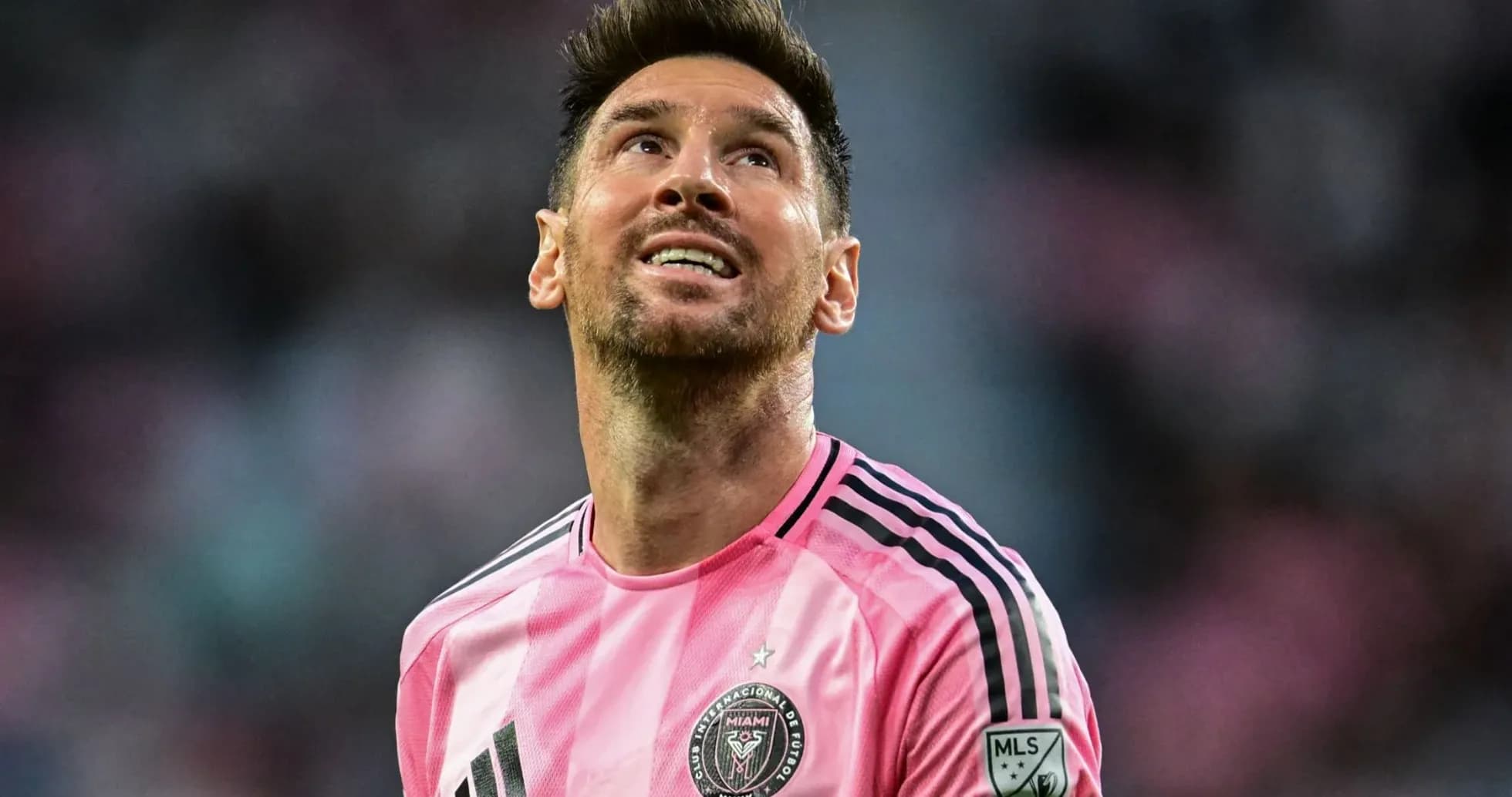 Jugador de Inter Miami mirando hacia arriba durante partido