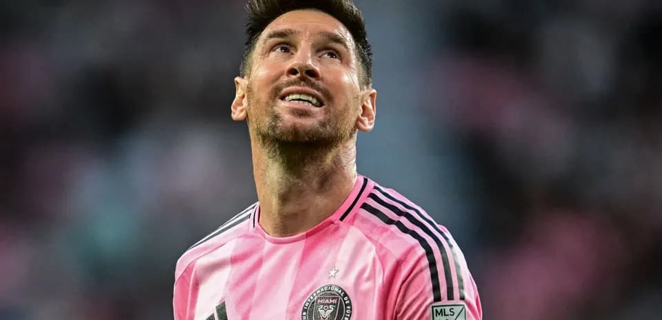 Jugador de Inter Miami mirando hacia arriba durante partido