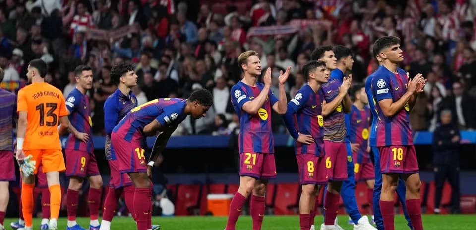 Jugadores de Barcelona aplaudiendo tras el partido