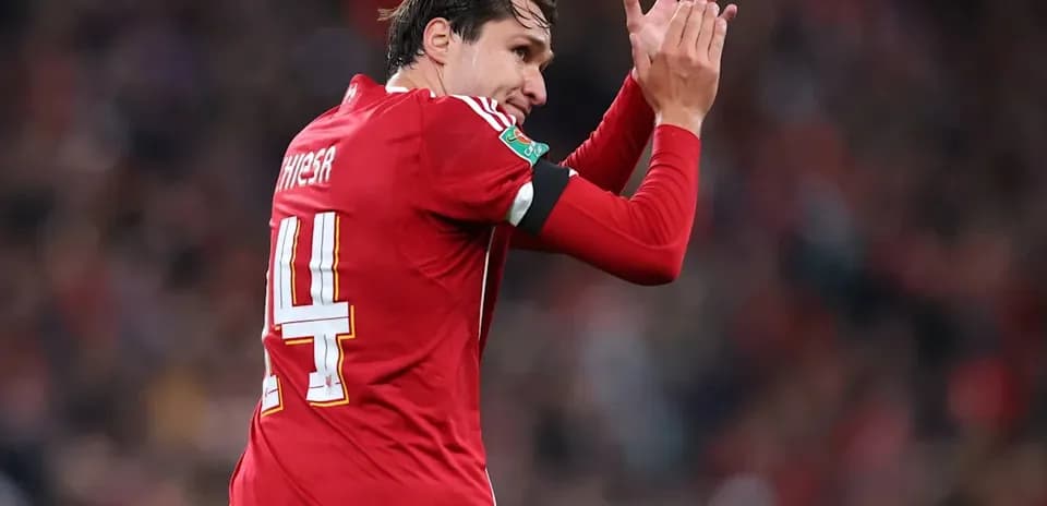 Jugador aplaudiendo en el campo de fútbol