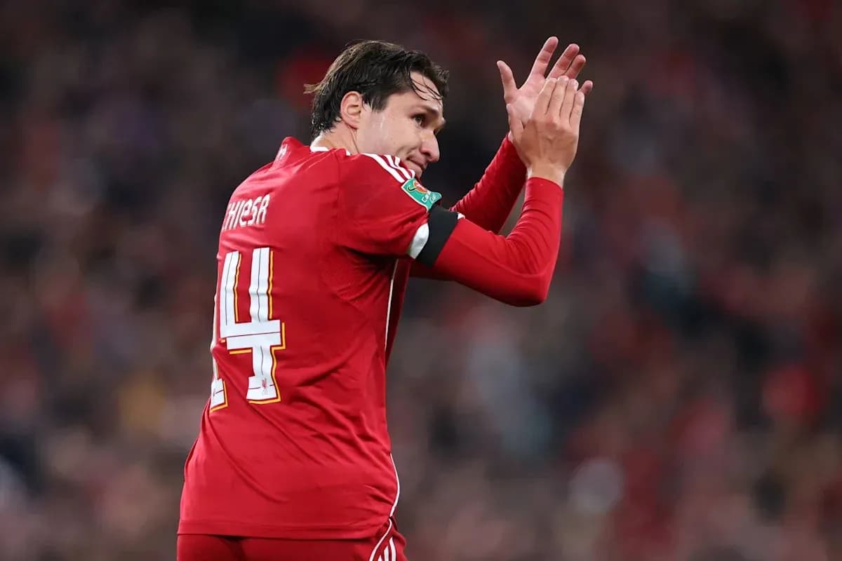 Jugador aplaudiendo en el campo de fútbol