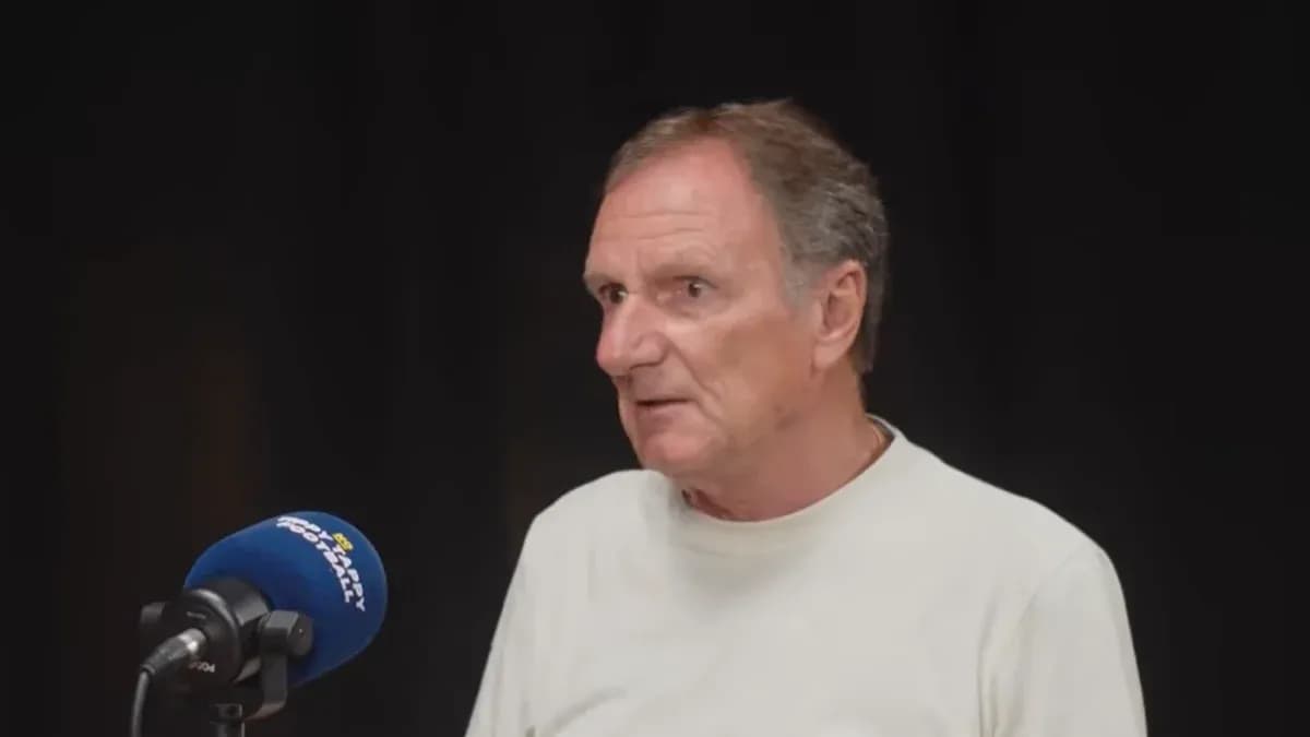Hombre hablando en un micrófono durante entrevista