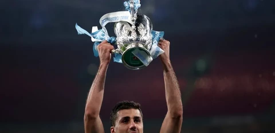 Jugador levantando trofeo en celebración de victoria