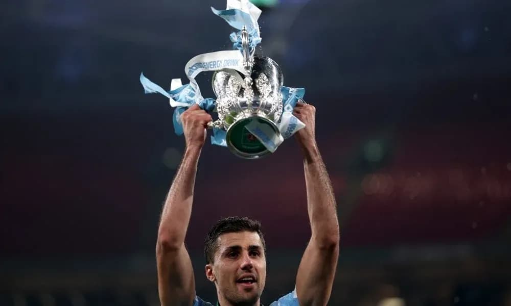 Jugador levantando trofeo en celebración de victoria