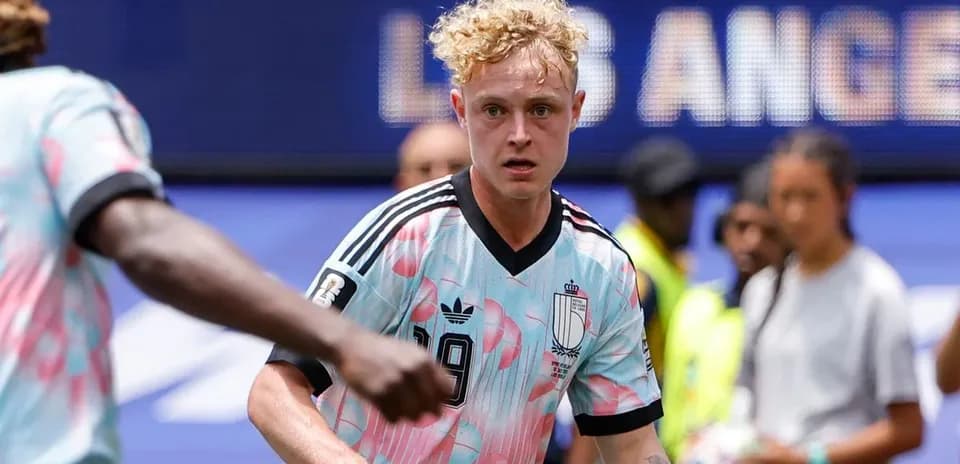 Jugador de fútbol en acción durante el partido