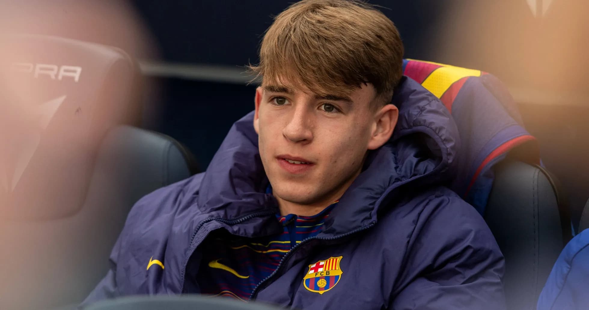 Jugador del FC Barcelona sentado en el banquillo