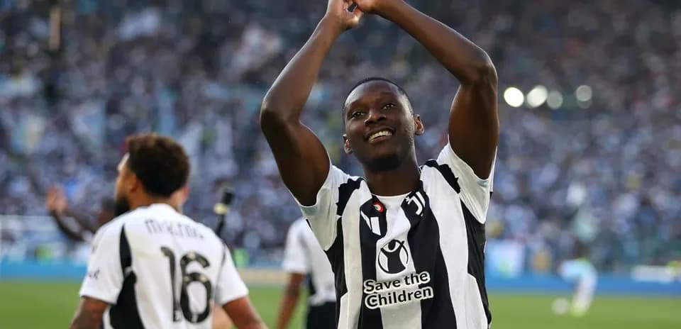 Jugador celebrando con afición en el estadio