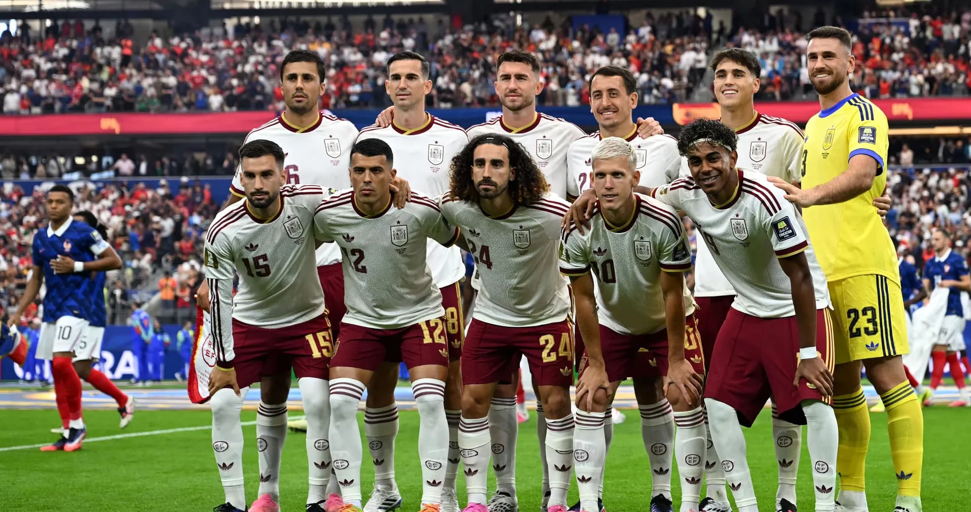 Equipo de España posando antes del partido