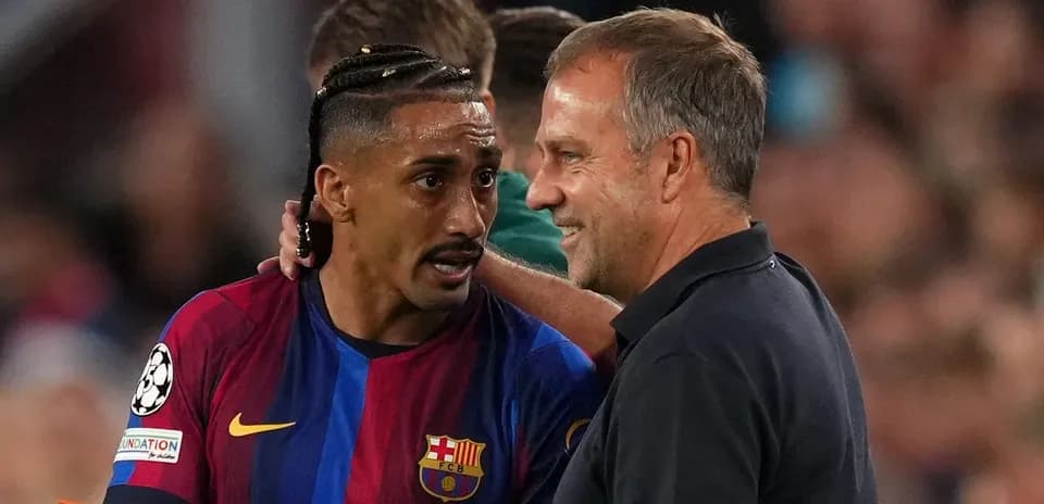 Jugador de Barcelona conversando con entrenador durante partido