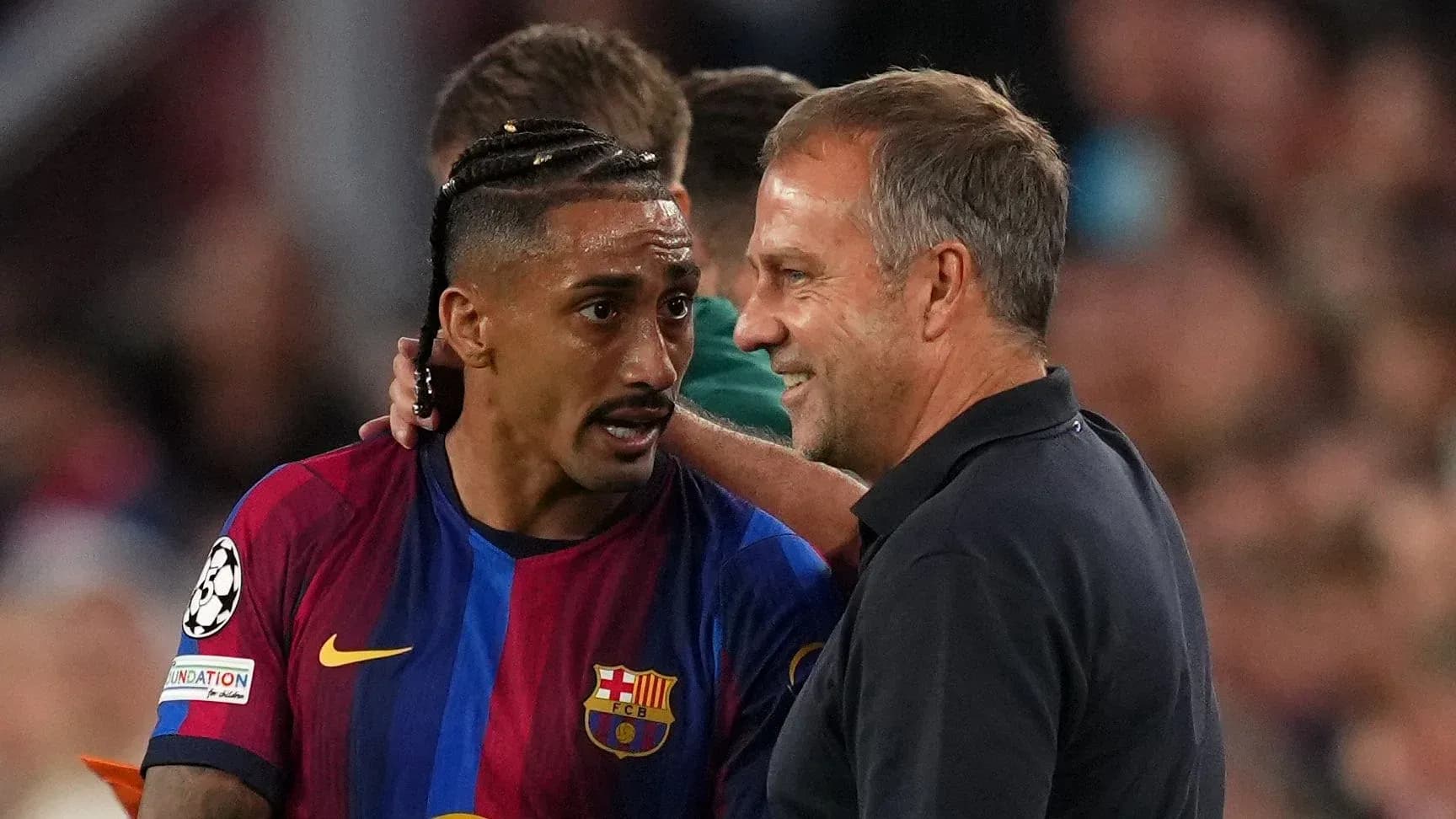 Jugador de Barcelona conversando con entrenador durante partido