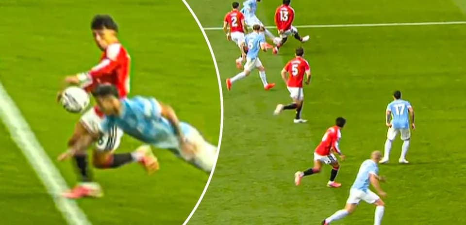 Jugador de Manchester United interceptando un balón en el área