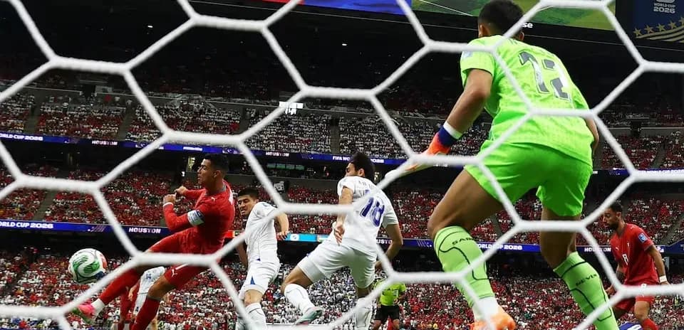 Jugador lanza el balón hacia la portería en partido