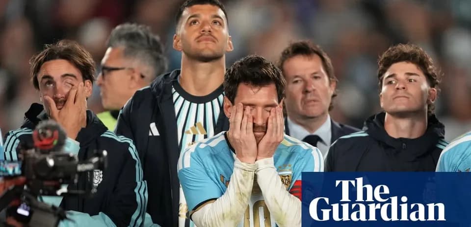 Jugadores argentinos en el banquillo durante el partido