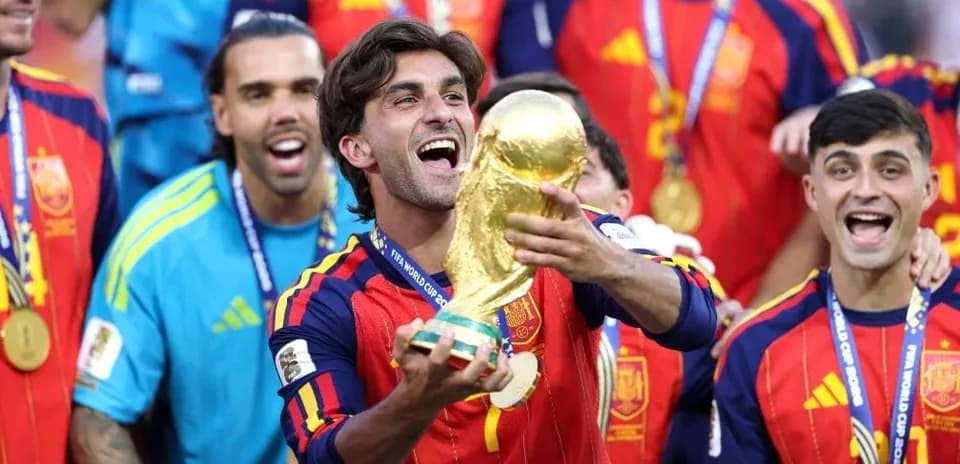 Jugador de España levantando la Copa del Mundo